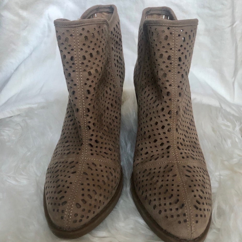 ❌SOLD❌👢Esprit Summer Perforated Ankle Booties Size 6 - Picture 2 of 5